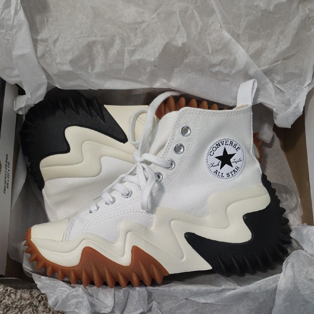 Converse White and Black RUN STAR MOTION Sneakers with Brown Sole